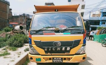 अवैध काठसहित चार जना पक्राउ