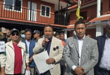 निलबाराही मन्दिरको पहिरो नियन्त्रण सम्बन्धी योजना कार्यान्वयन माग गर्दै नगरपालिकामा स्थानीयको धर्ना