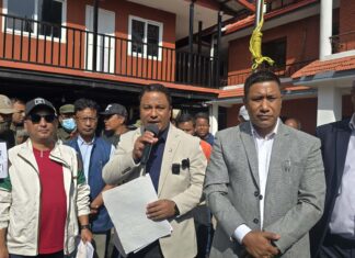 निलबाराही मन्दिरको पहिरो नियन्त्रण सम्बन्धी योजना कार्यान्वयन माग गर्दै नगरपालिकामा स्थानीयको धर्ना