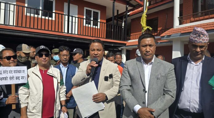 निलबाराही मन्दिरको पहिरो नियन्त्रण सम्बन्धी योजना कार्यान्वयन माग गर्दै नगरपालिकामा स्थानीयको धर्ना